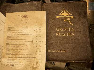 In un ripostiglio scoviamo addirittura un menu delle pizze. E cos� per un attimo immaginiamo di tornare indietro nel tempo e di ordinarne una, magari "cullati" dalla voce inimitabile di Barry White